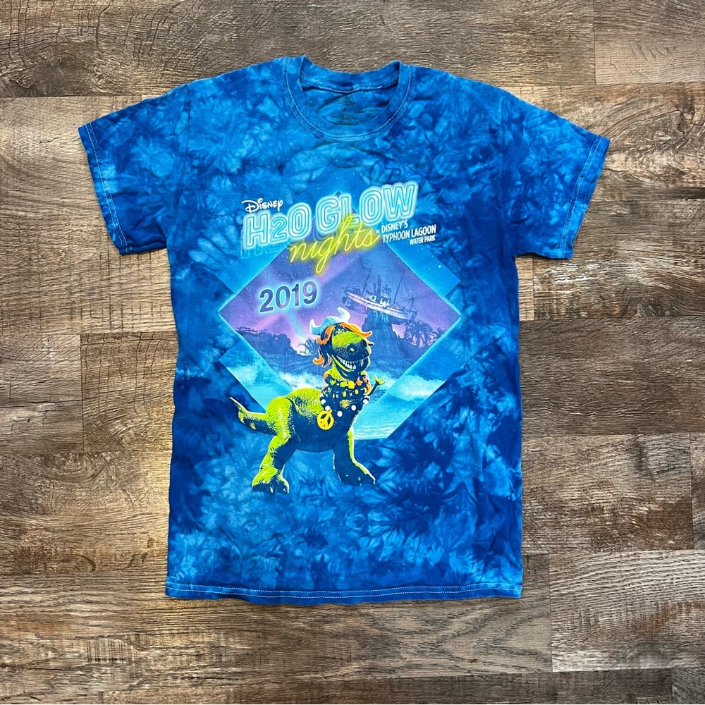 Disney Parks H2O Glow Nights 2019 at Disneys Typhoon Lagoon Tie Dye Shirt Medium